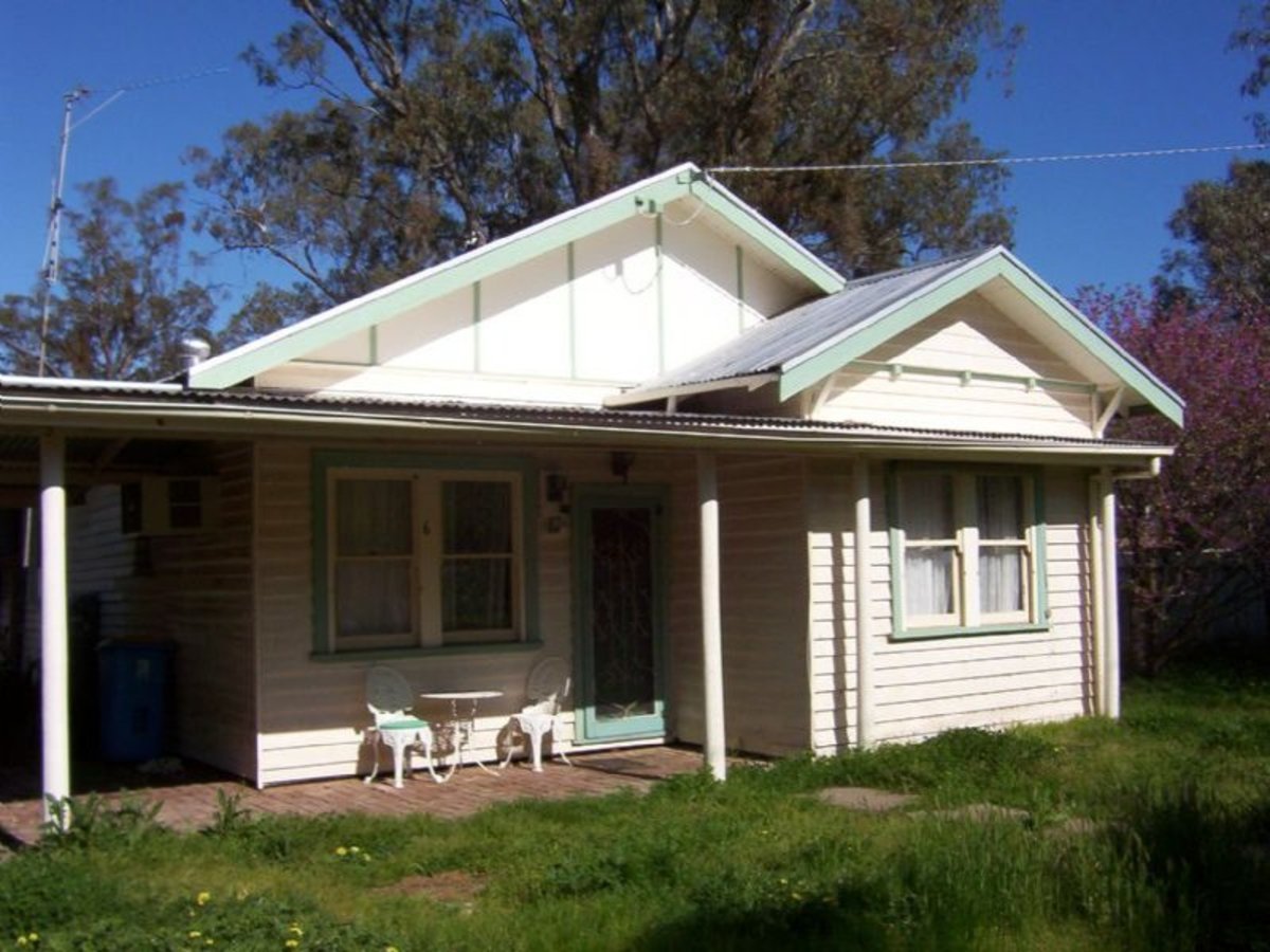 6 Pink Street, Violet Town