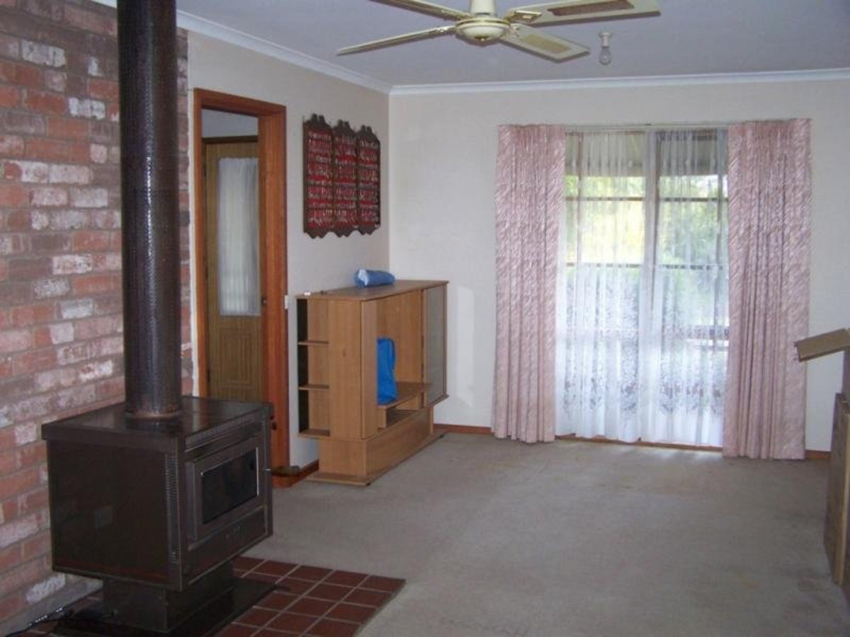 1 Hurt Street, Violet Town