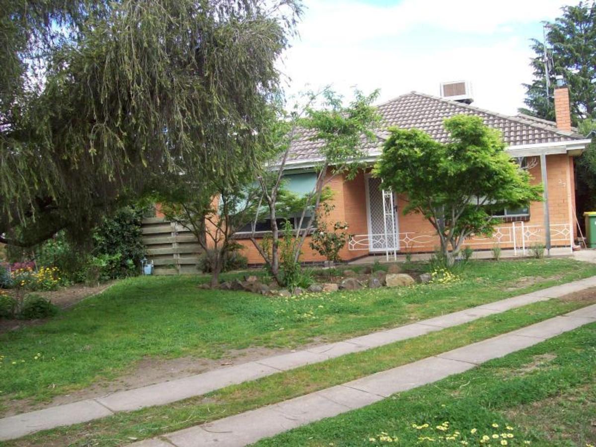 27 Helms Court, Benalla