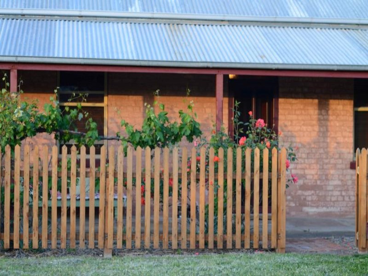 8 Tulip Street, Violet Town