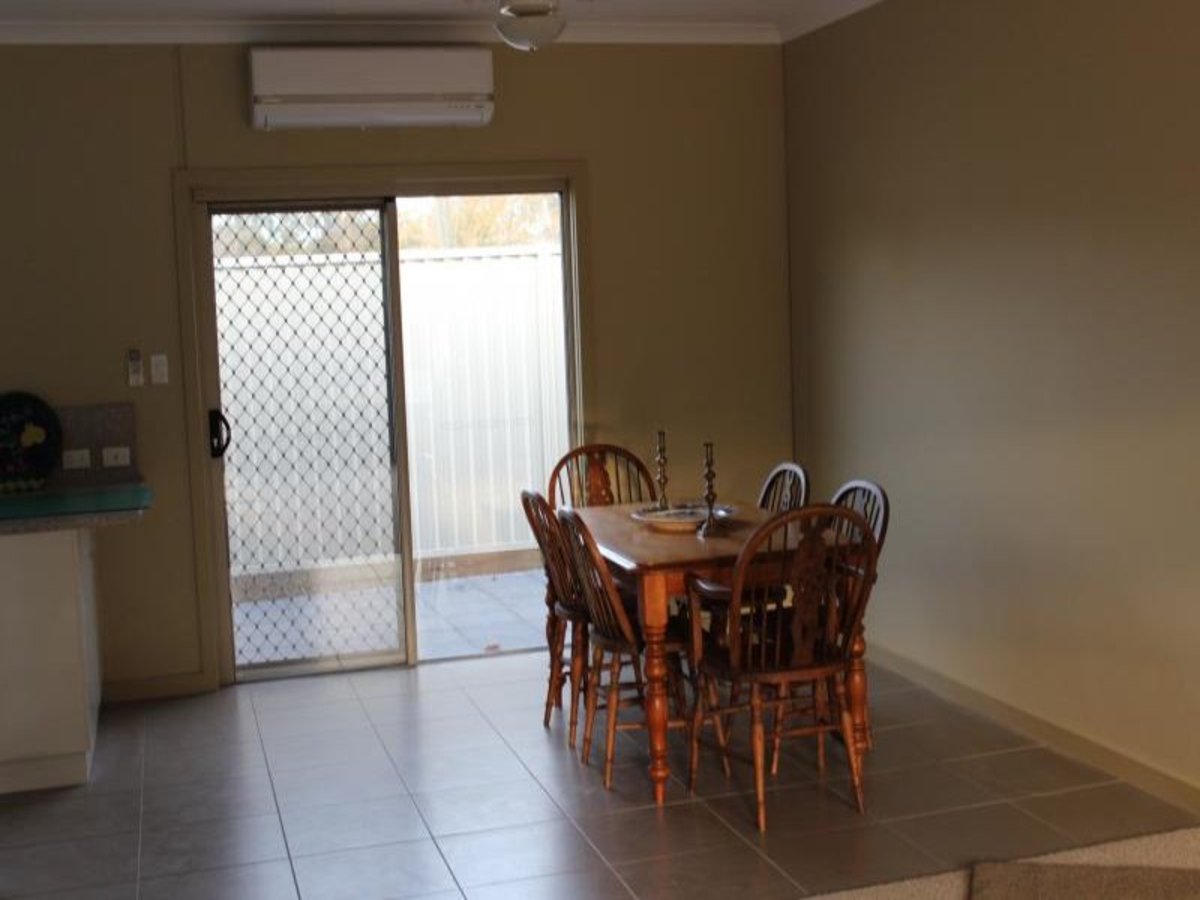 4 / 2 Lily Street, Violet Town