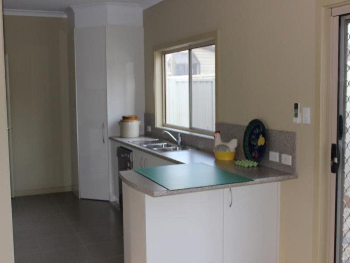 4 / 2 Lily Street, Violet Town