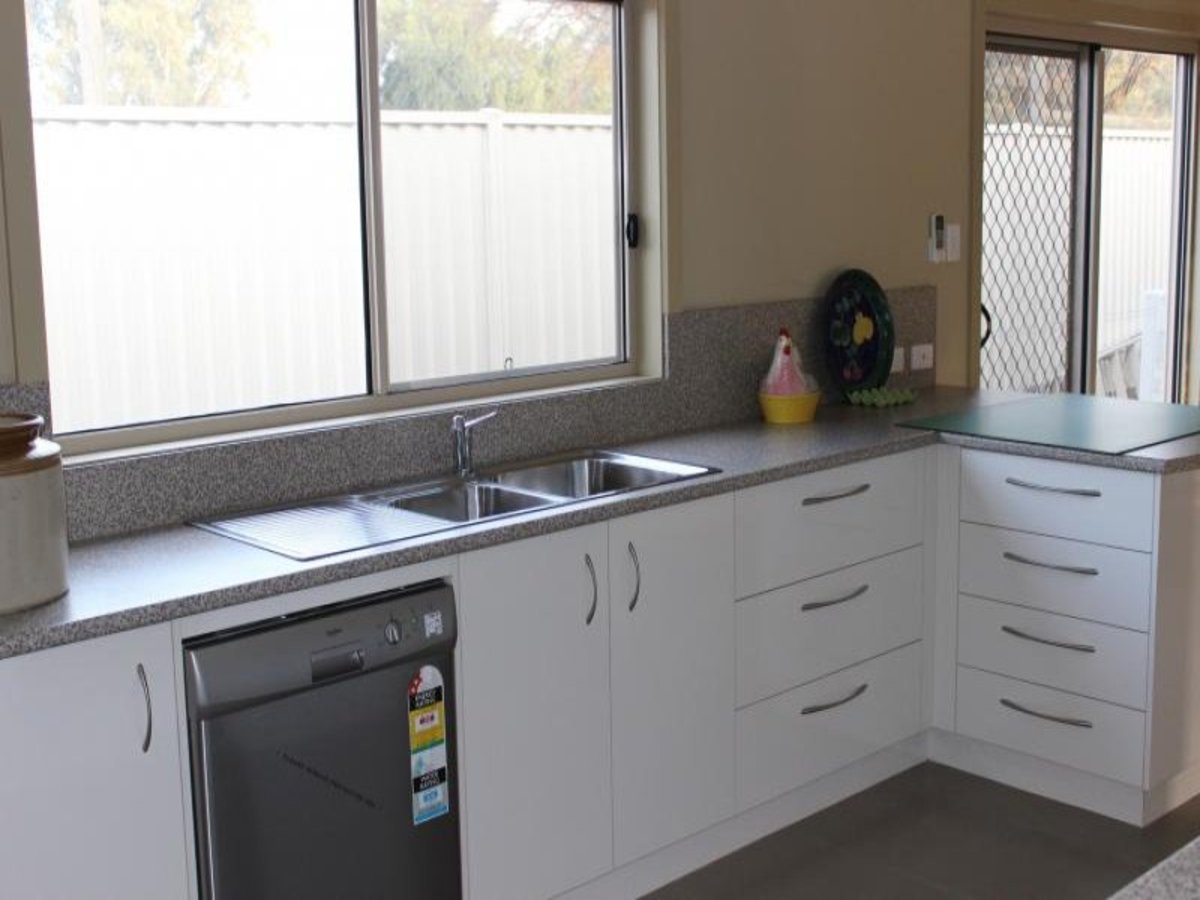 4 / 2 Lily Street, Violet Town