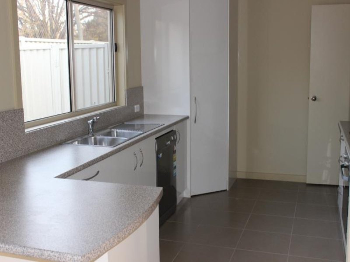 3 / 2 Lily Street, Violet Town