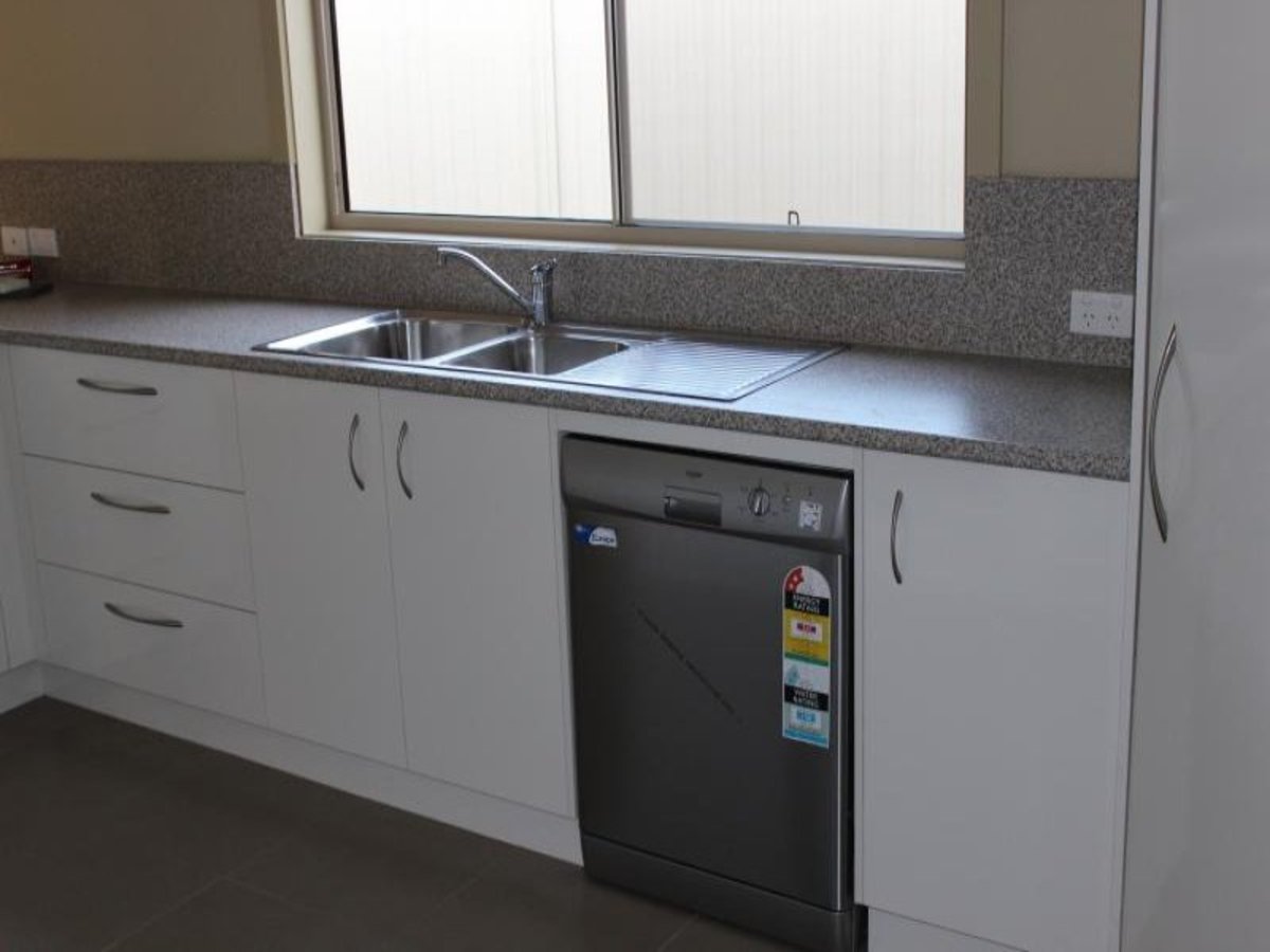 3 / 2 Lily Street, Violet Town
