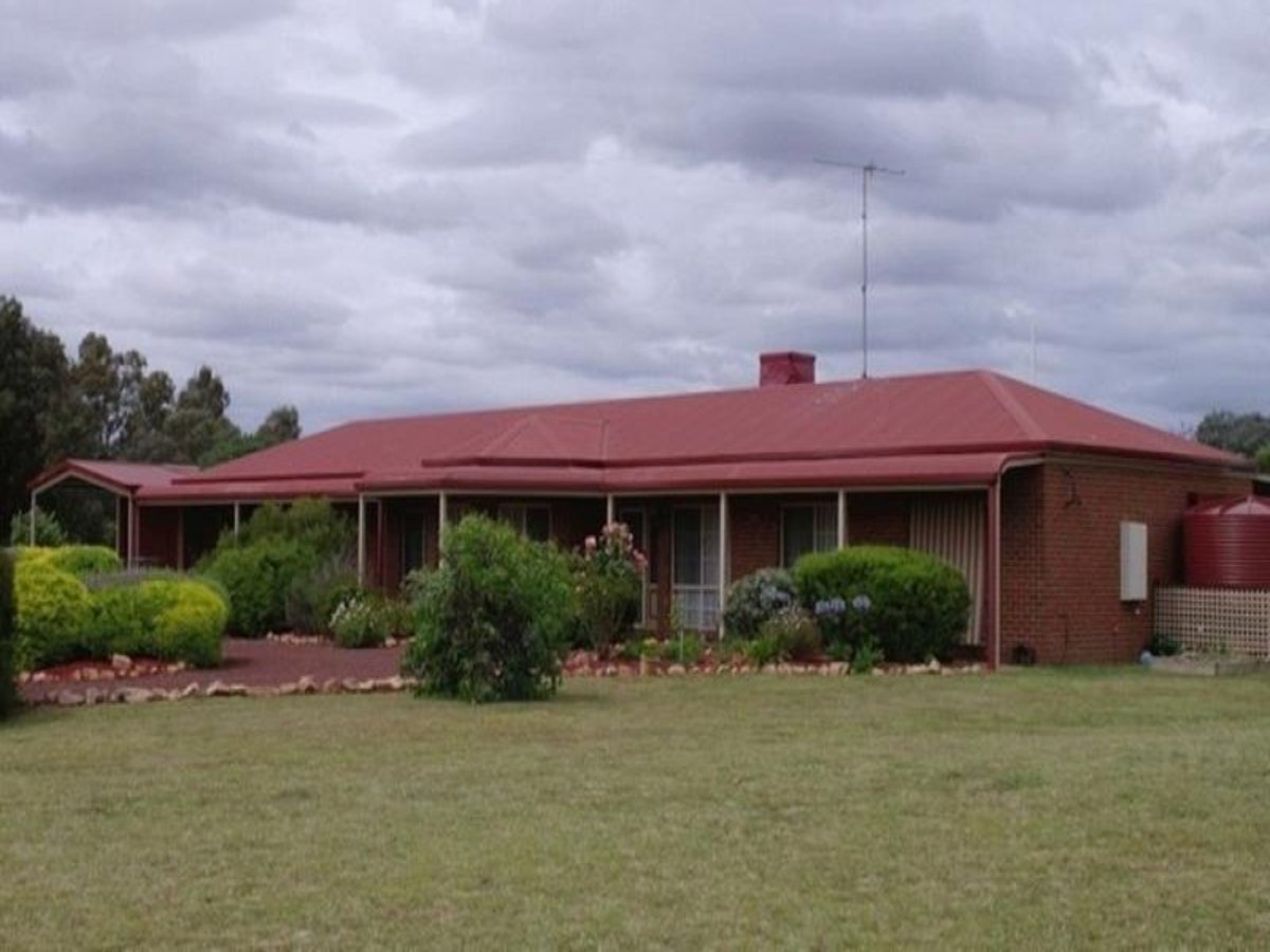 24 Lake Side Drive, Chesney Vale