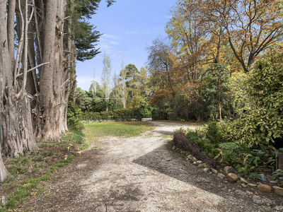 18 Douglas Road, Mount Macedon