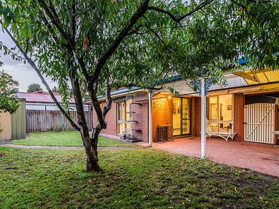 8 Cheshunt Court, Cranbourne North