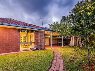8 Cheshunt Court, Cranbourne North