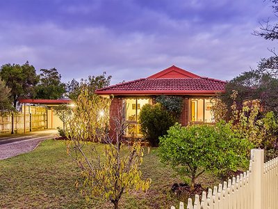 8 Cheshunt Court, Cranbourne North