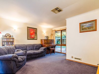 8 Cheshunt Court, Cranbourne North