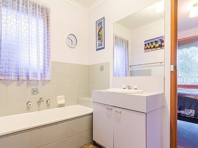 8 Cheshunt Court, Cranbourne North