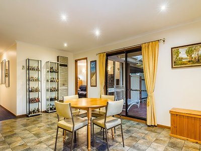 8 Cheshunt Court, Cranbourne North