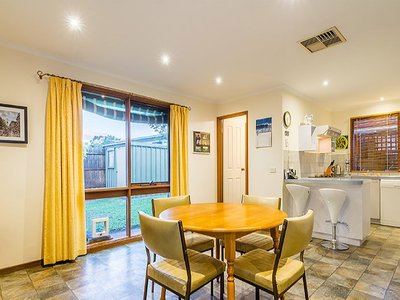 8 Cheshunt Court, Cranbourne North