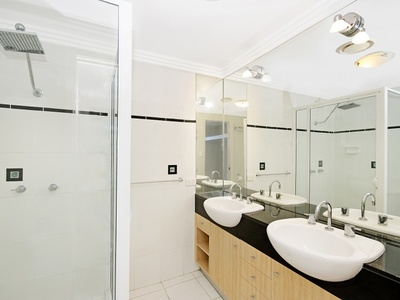 10 / 18 Sir Leslie Thiess Drive, Townsville City