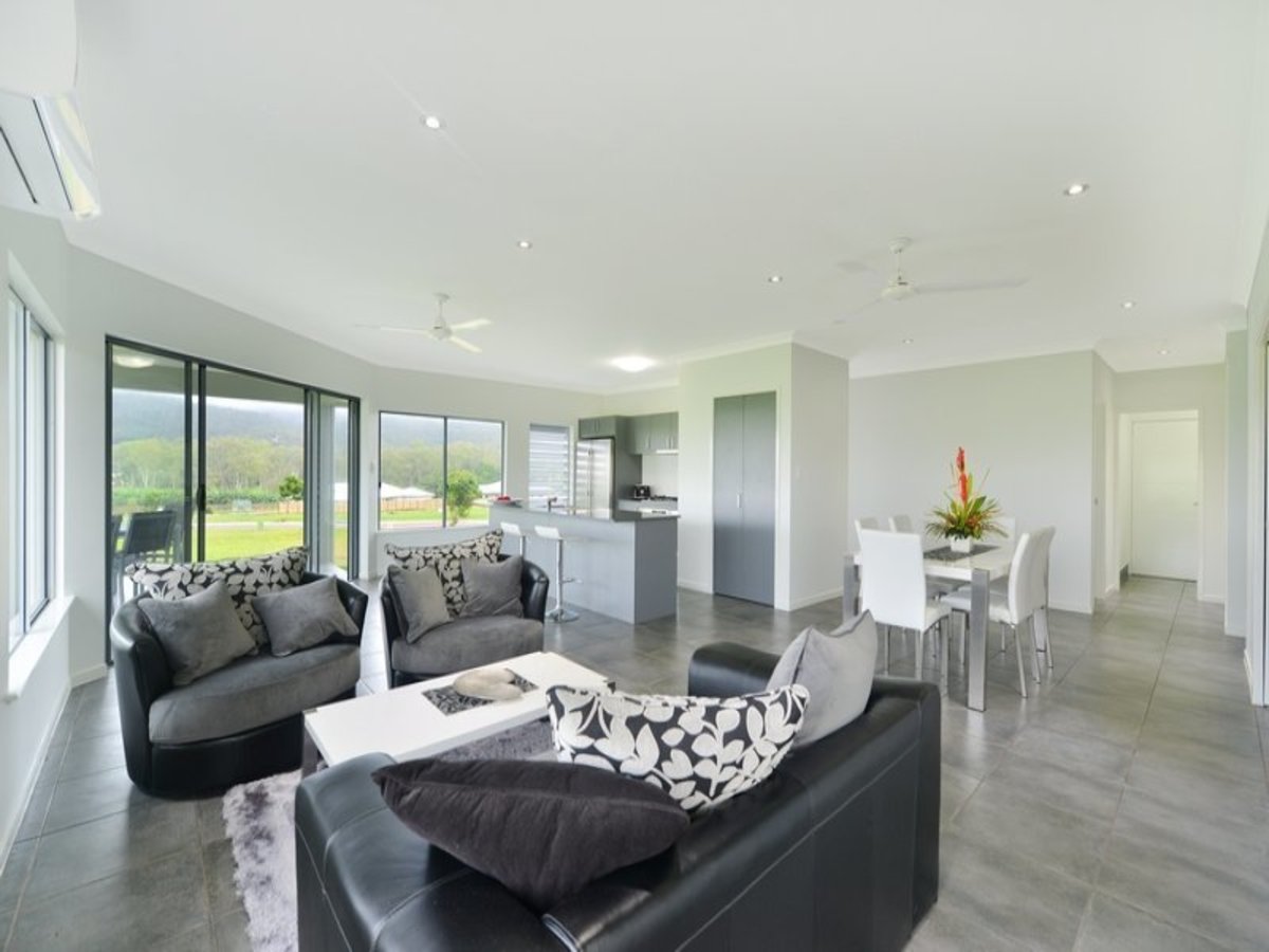 12 Robertson Close, Atherton