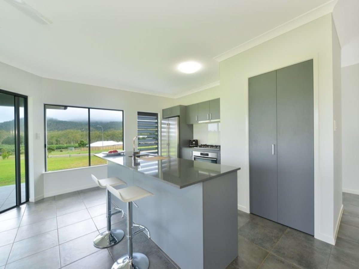 12 Robertson Close, Atherton