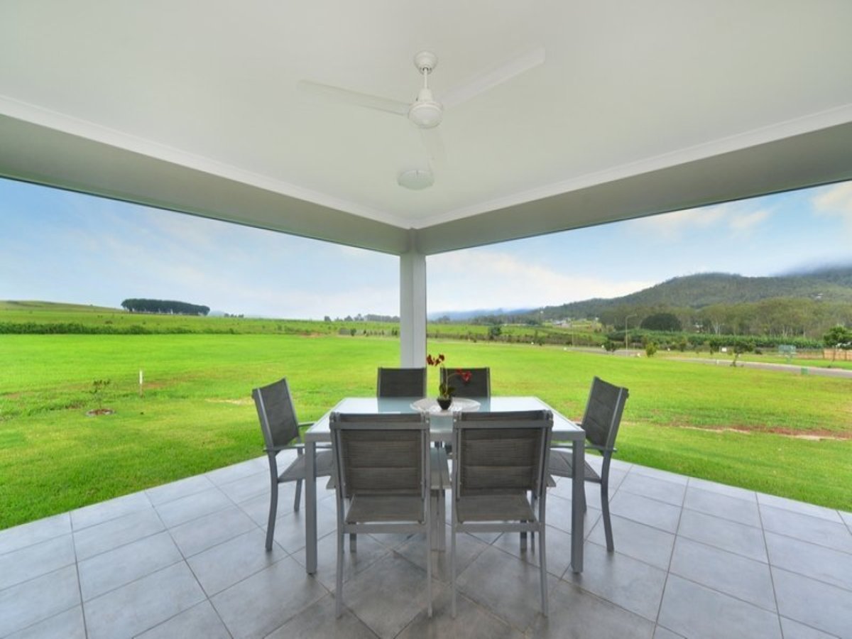 12 Robertson Close, Atherton