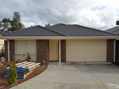 3 / 5 Lima Place, Pakenham