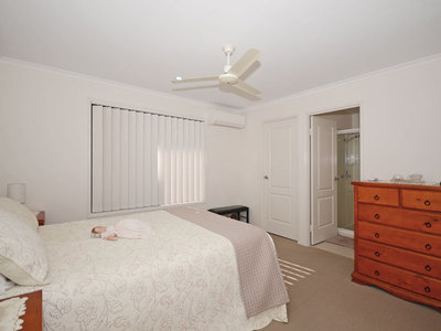 4 CRYSTAL COURT, Urangan