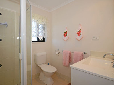 4 CRYSTAL COURT, Urangan