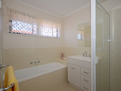 4 CRYSTAL COURT, Urangan