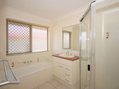 10 LAKERIDGE DRIVE, Dundowran