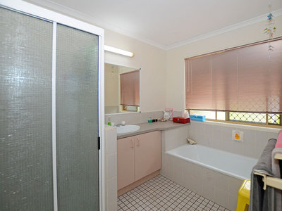 9 PARLON COURT, Kawungan