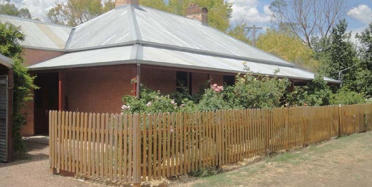 8 Tulip Street, Violet Town