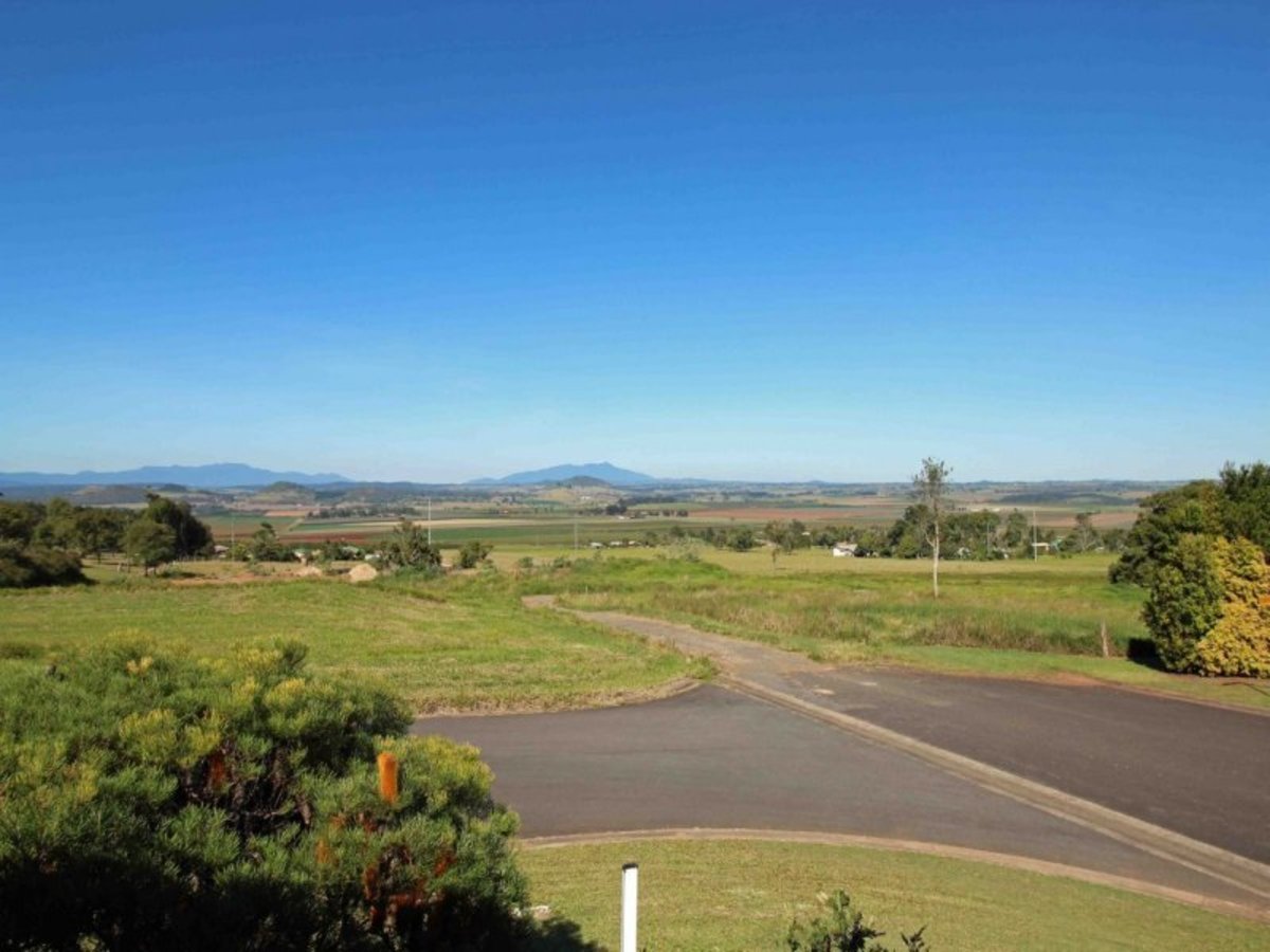 22 Countryview Drive, Atherton