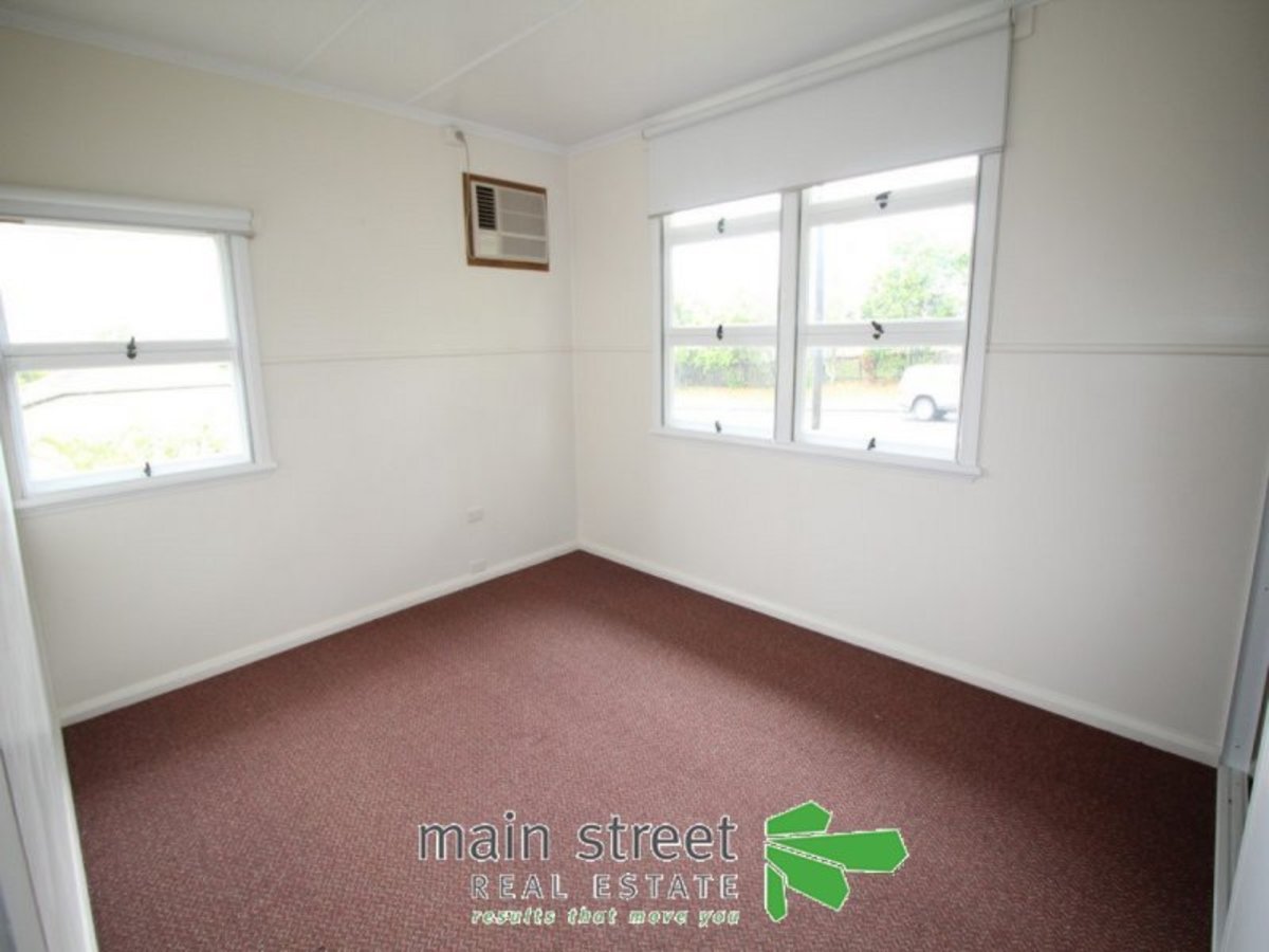 129 Robert Street, Atherton
