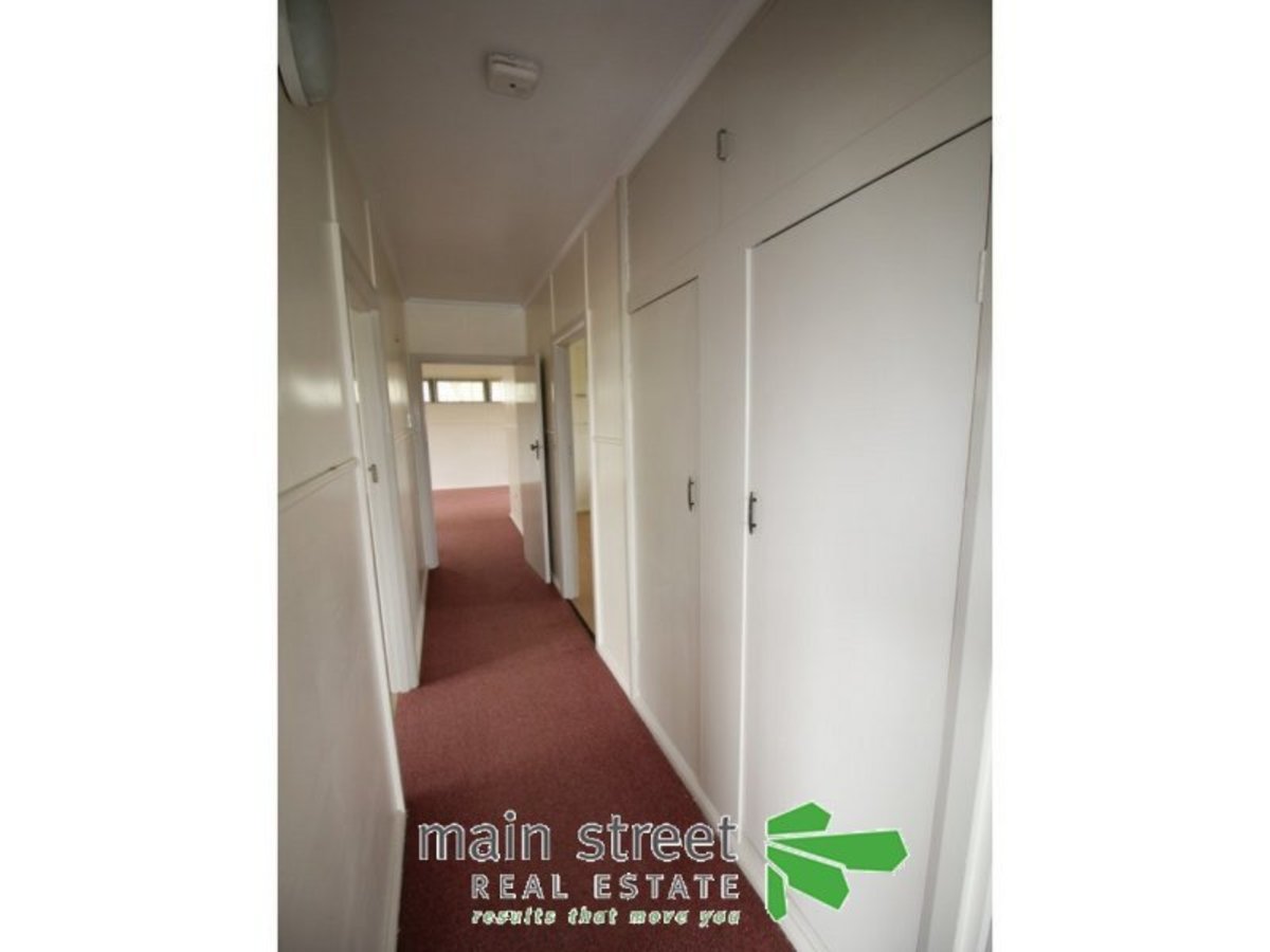 129 Robert Street, Atherton