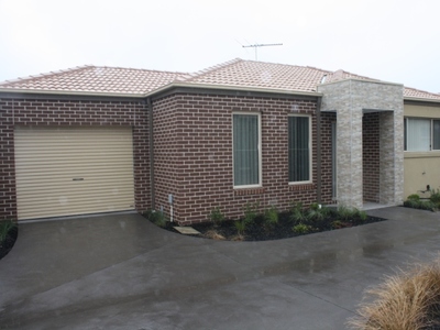 2 / 1 Walnut Way, Pakenham