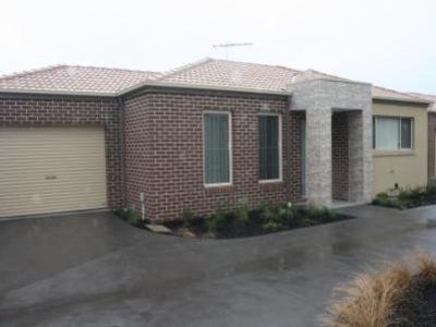 2 / 1 Walnut Way, Pakenham