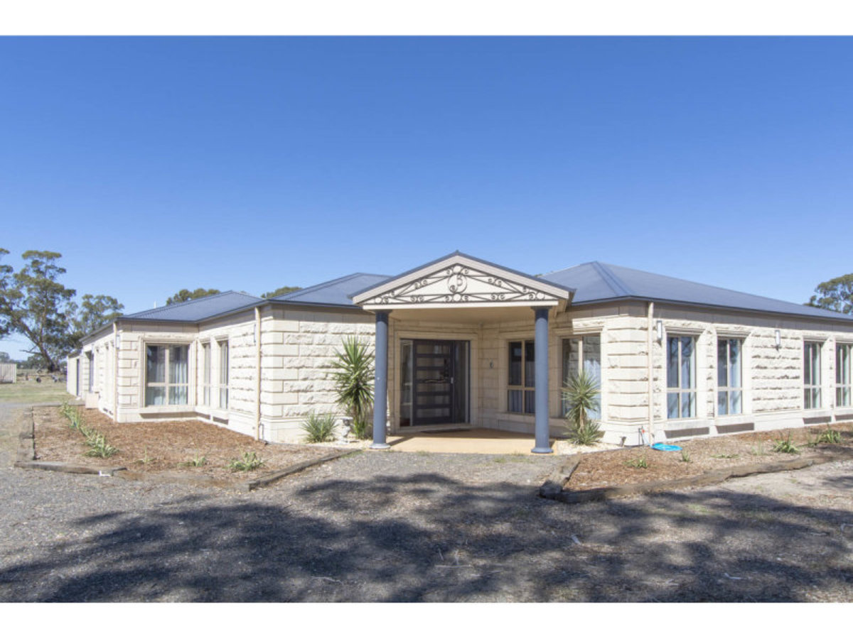 187 Golf Course Road, Horsham