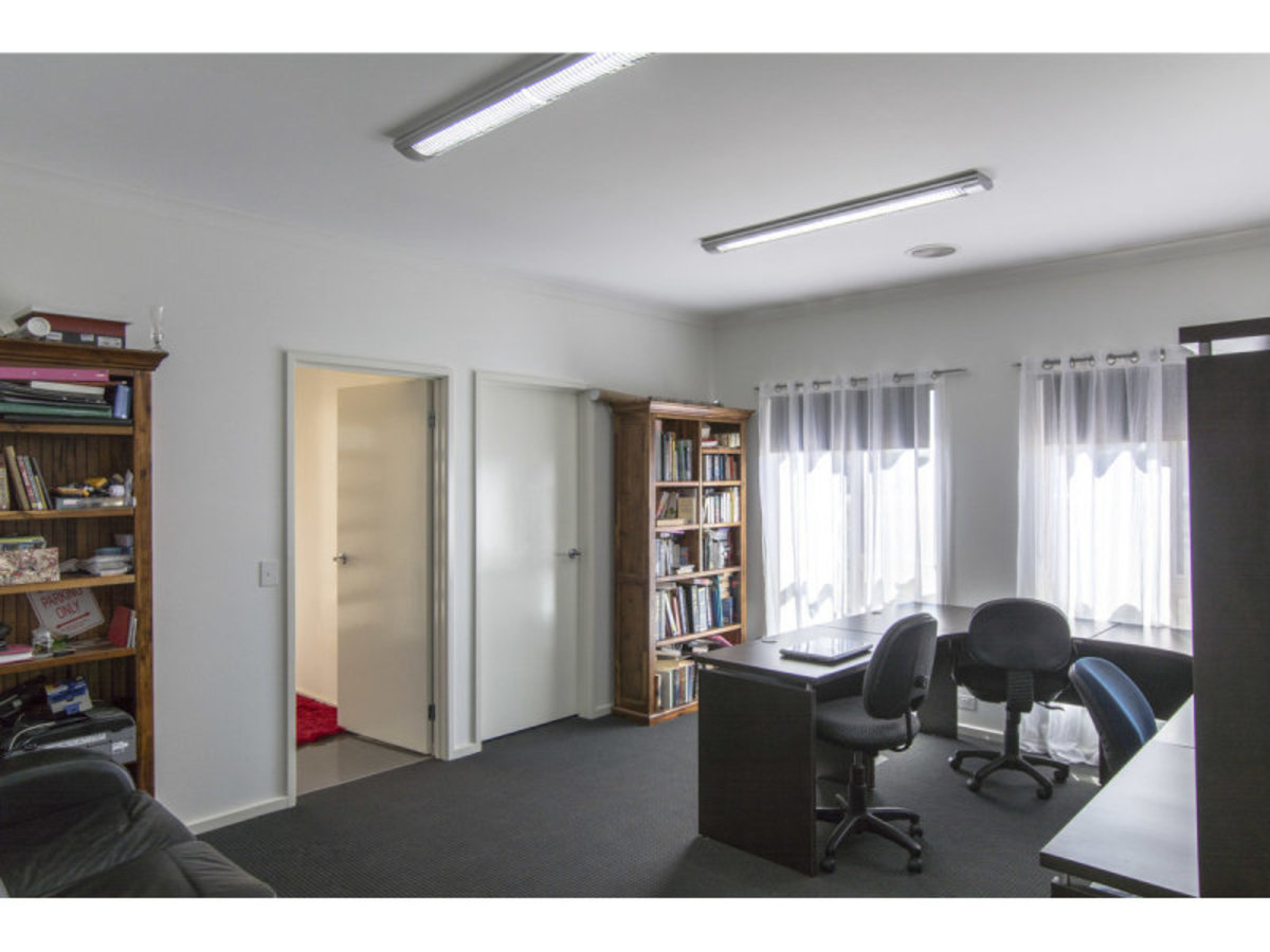 187 Golf Course Road, Horsham