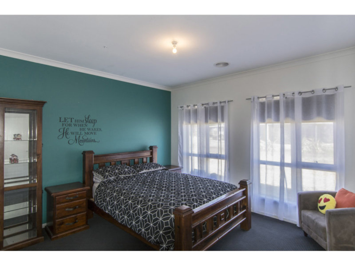 187 Golf Course Road, Horsham