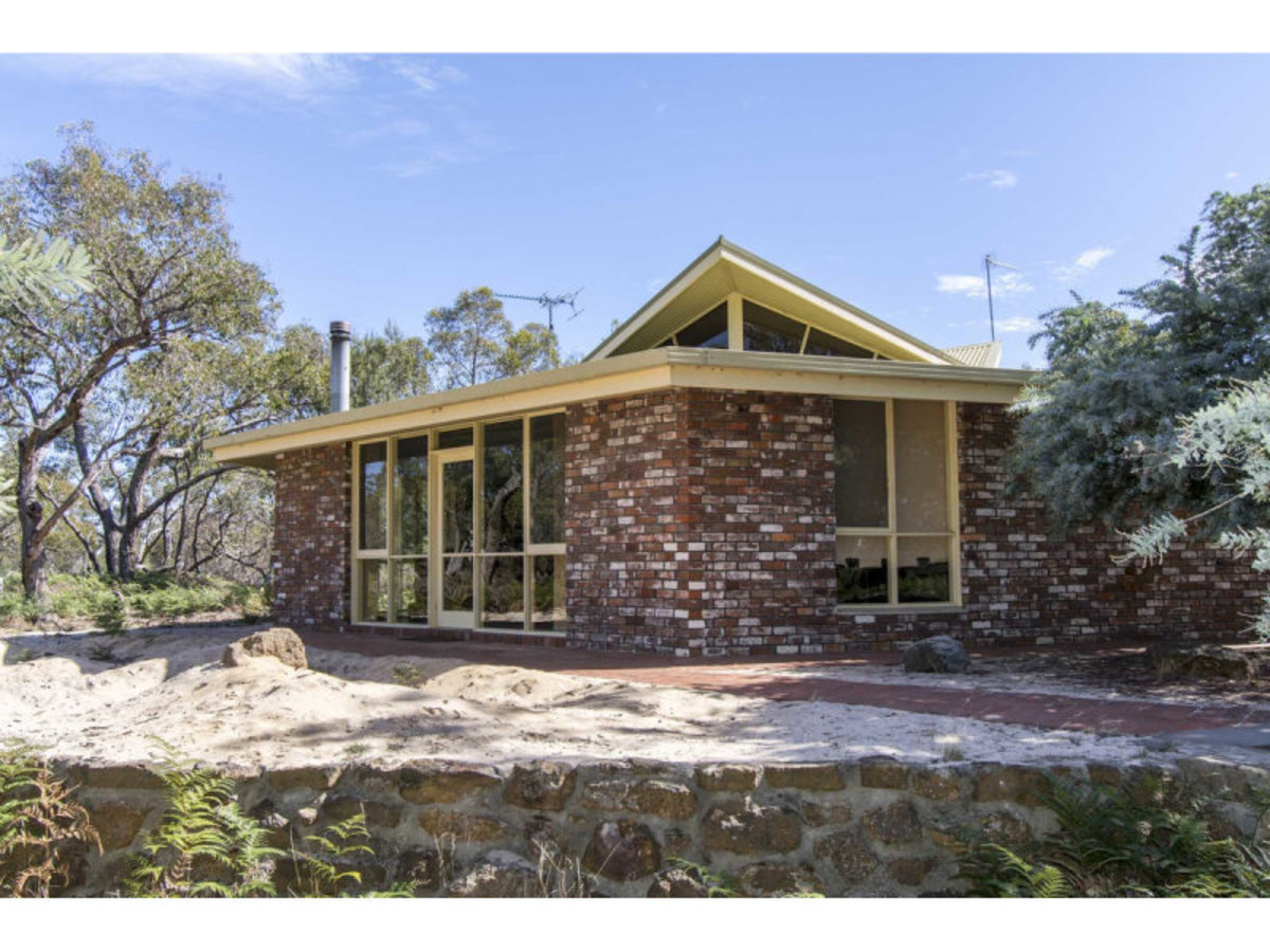 135 John McPhees Drive, Toolondo