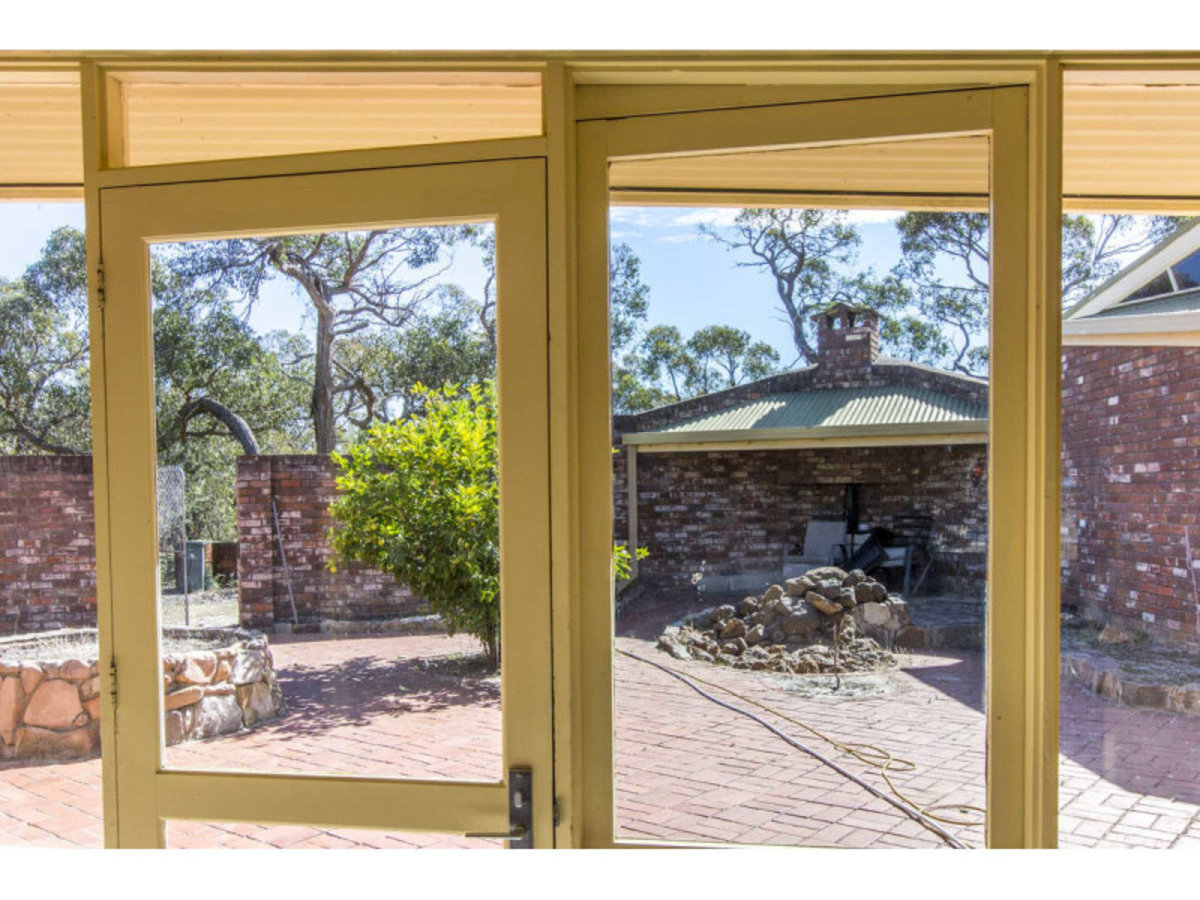 135 John McPhees Drive, Toolondo