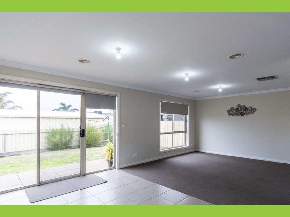 17 Lawson Close, Horsham