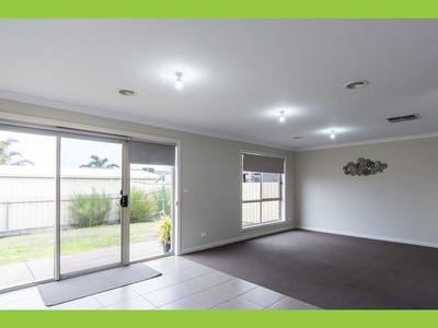17 Lawson Close, Horsham