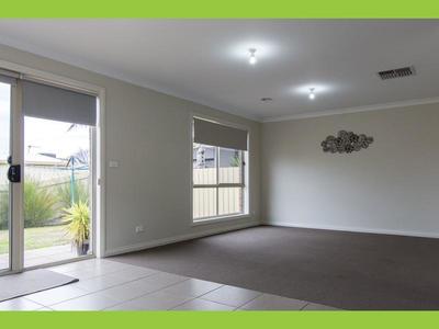 17 Lawson Close, Horsham