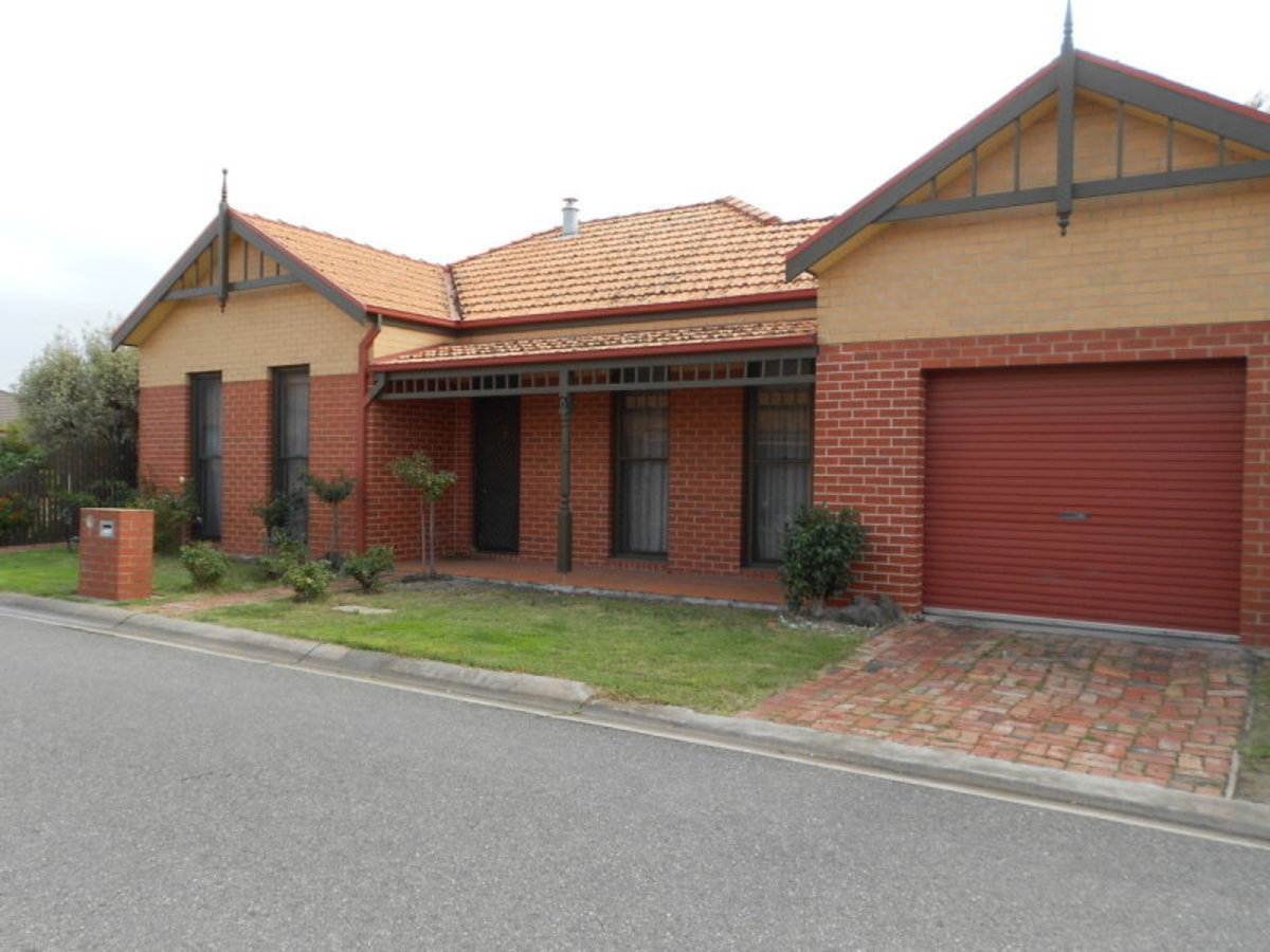 6 Hopkins Drive, Horsham