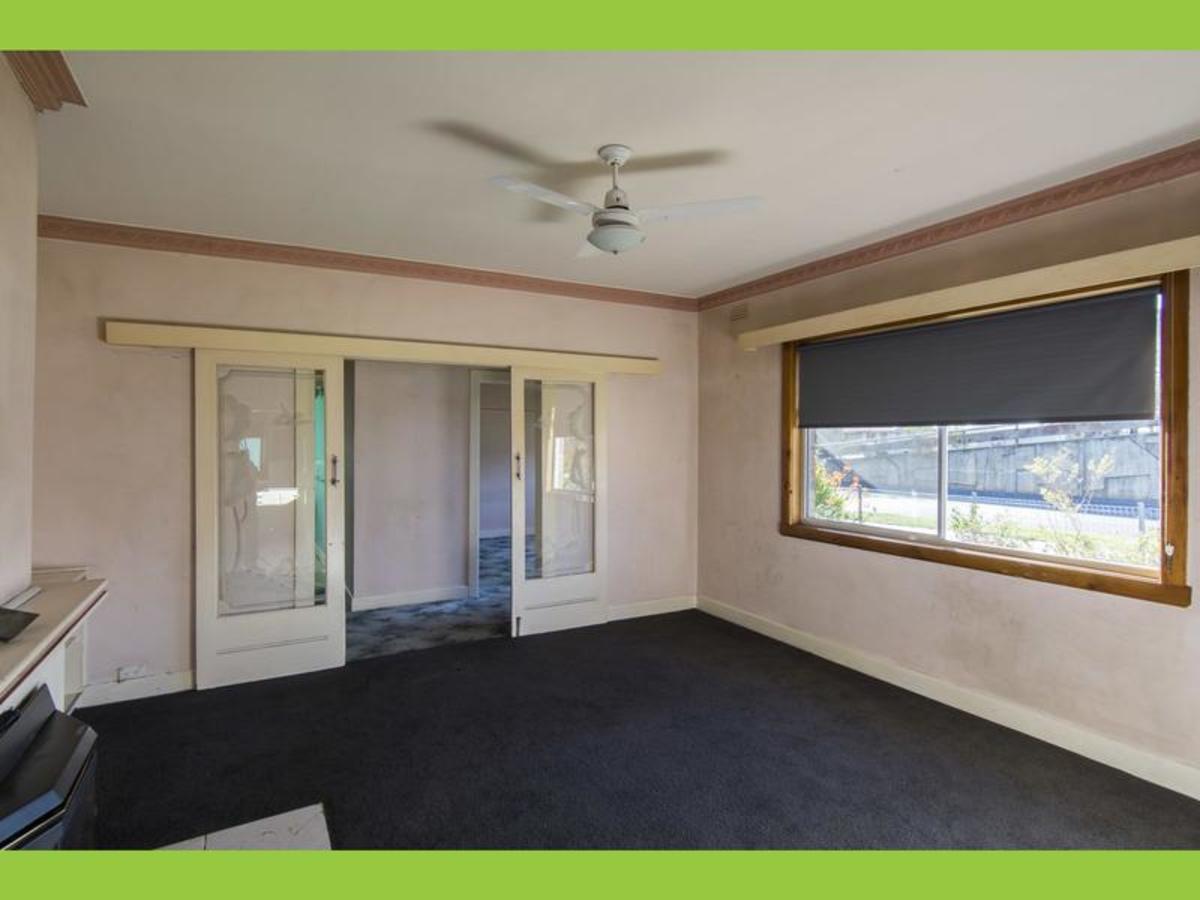 38 Railway Avenue, Horsham