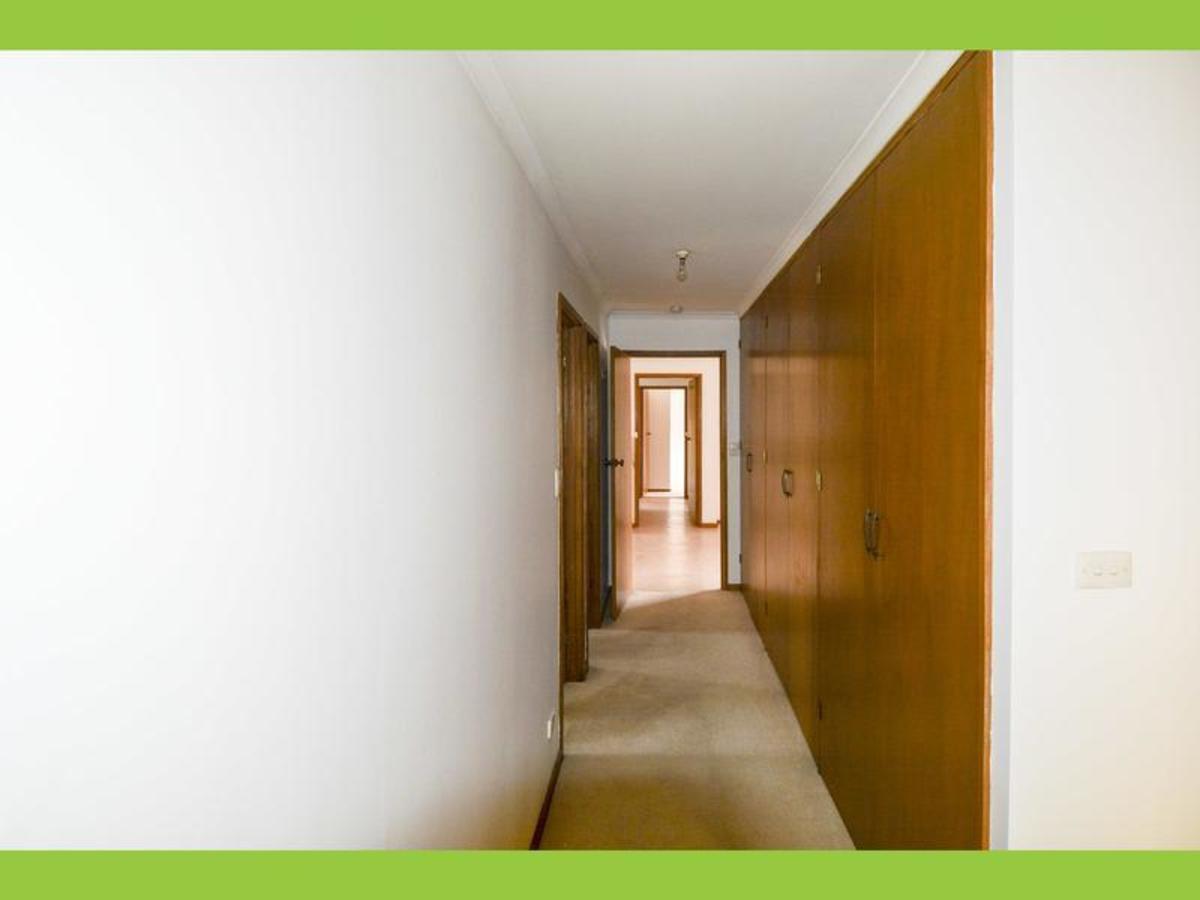 4 Oak Court, Horsham
