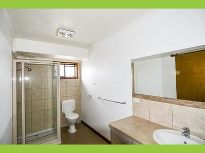 4 Oak Court, Horsham