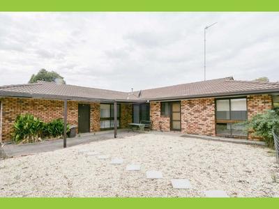 4 Oak Court, Horsham