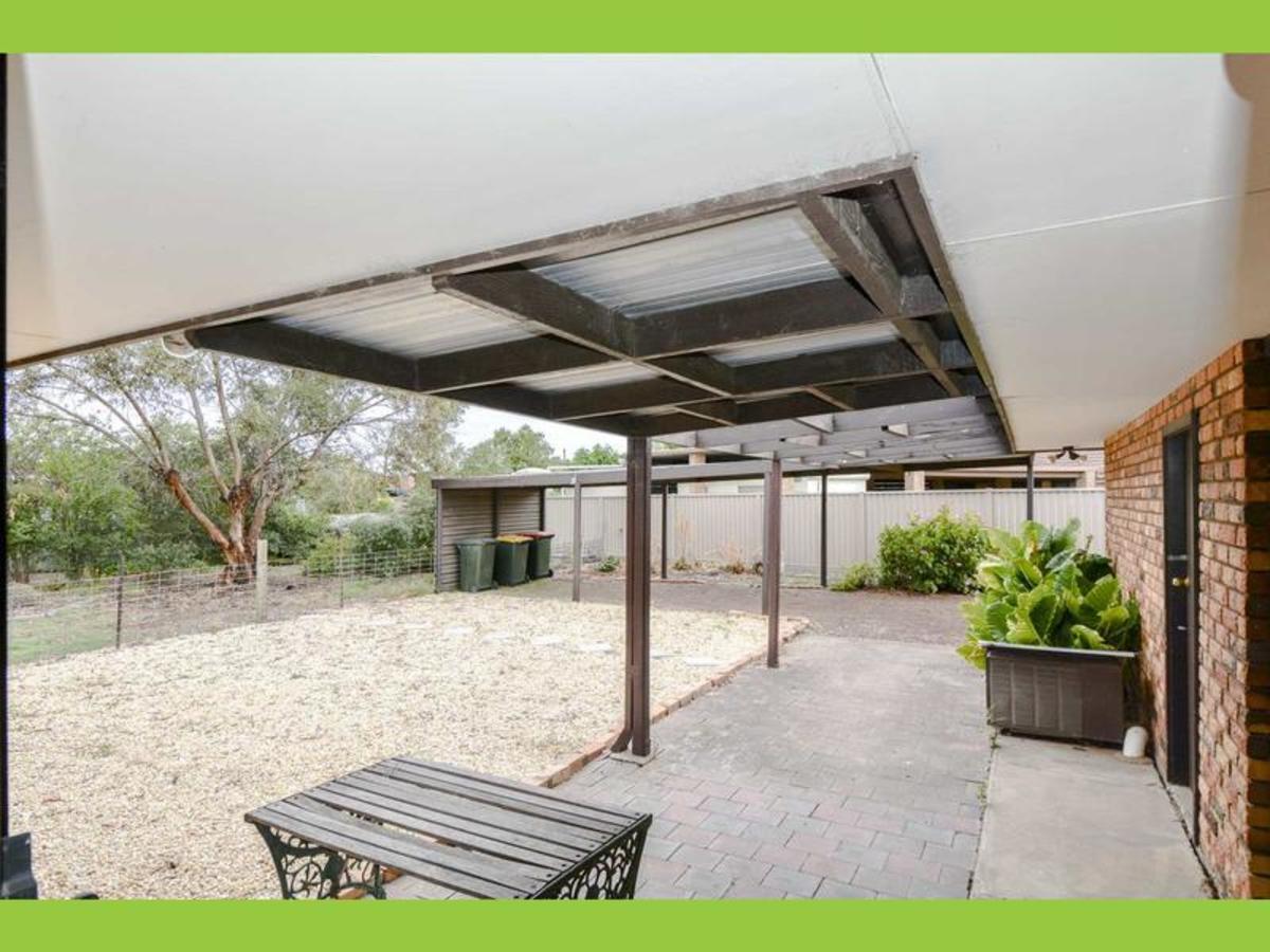 4 Oak Court, Horsham