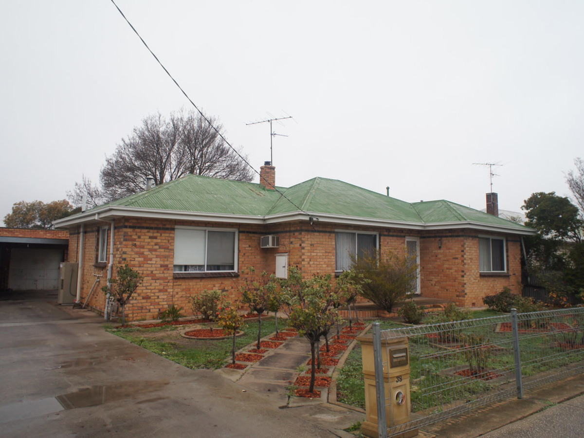 38 Railway Avenue, Horsham