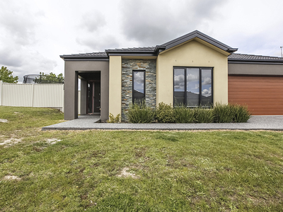 11 Ben Cairn Mews, Pakenham